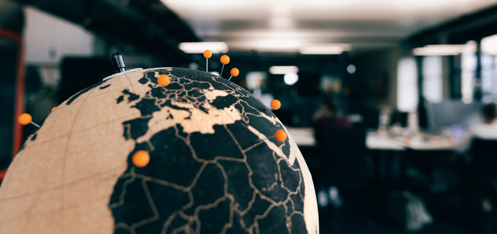 Globus im TERRITORY MEDIA Office - Symbol für datenbasiertes Geomarketing und Real-Time-Analysen zur optimalen Media- und Standortplanung für Marken.