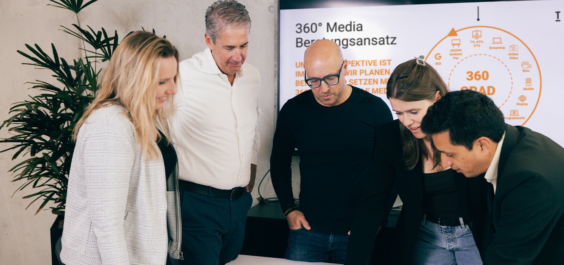 TERRITORY MEDIA Team im Meeting - Entwicklung wirkungsvoller Employer Branding-Konzepte zur Positionierung als attraktiver Arbeitgeber und zur Bindung von Teams.