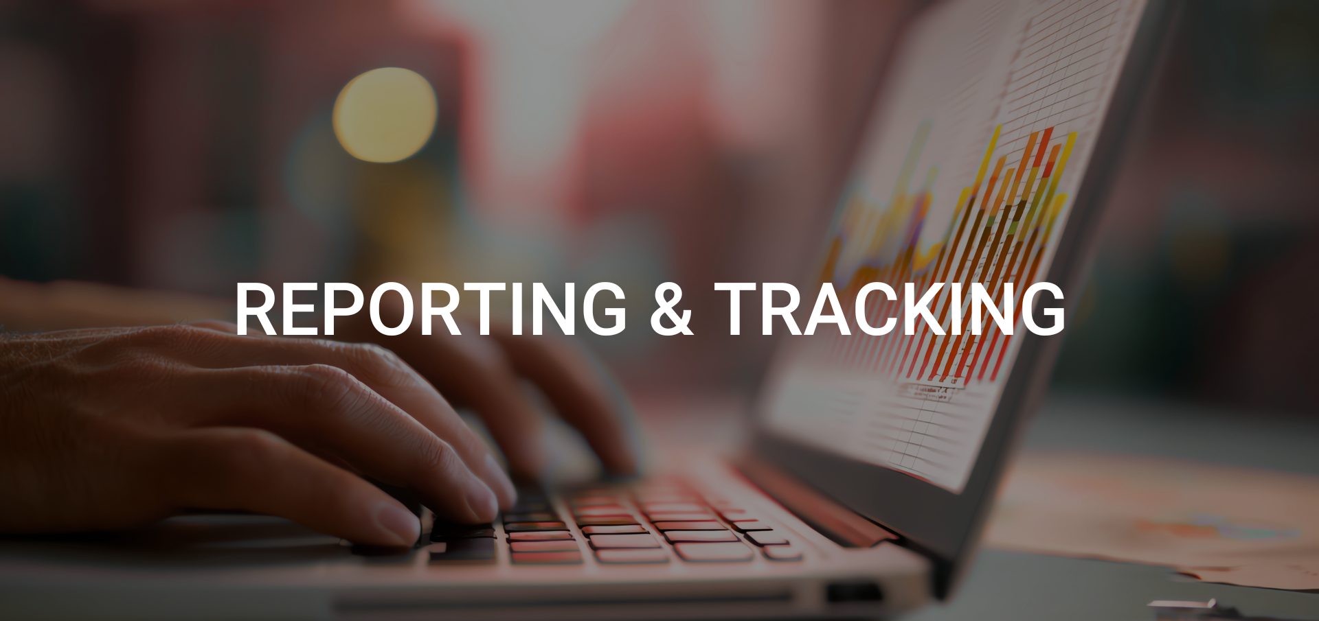 Darstellung eines Real-Time Dashboards: Laptop mit KPI-Tracking zur Optimierung des Employer Branding-Funnels.