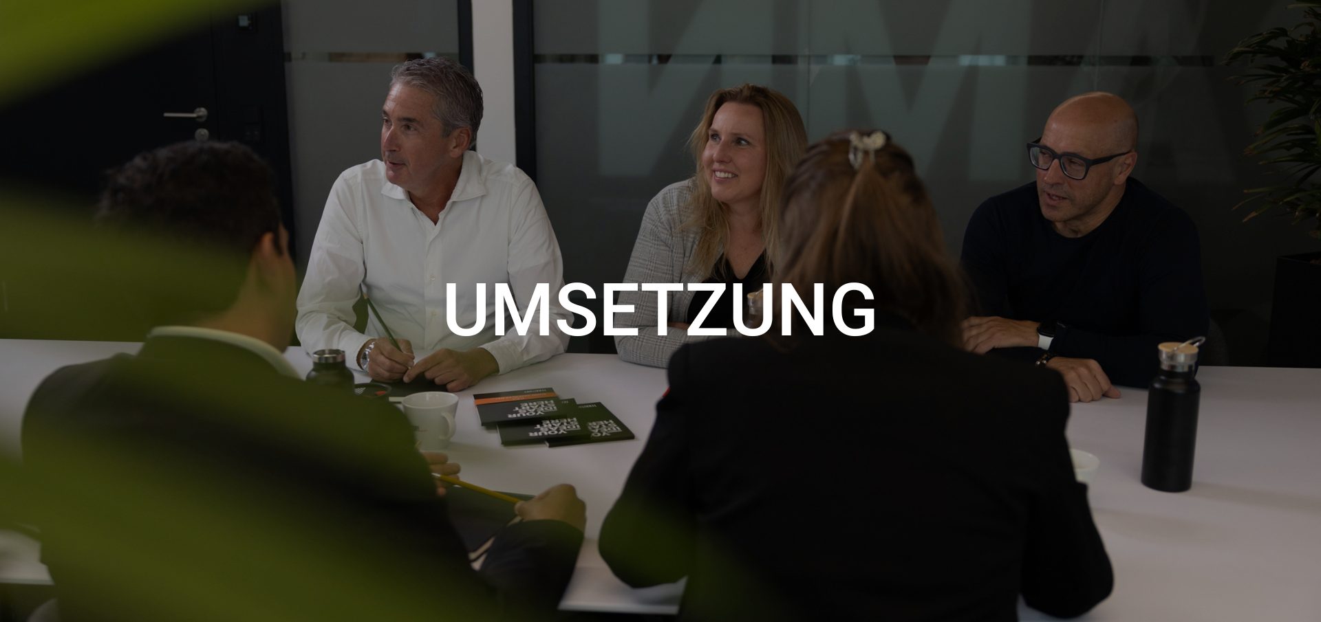 Teammeeting zur effizienten Kampagnensteuerung über Vermarkternetzwerk und Digitalteams – für optimale Mediaeinkaufskonditionen.