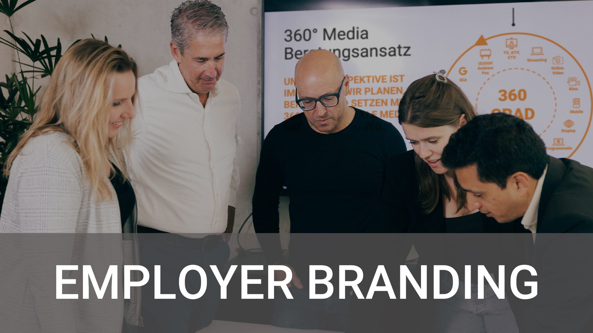 TERRITORY MEDIA Team im Meeting – Entwicklung wirkungsvoller Employer-Branding-Konzepte zur Positionierung als attraktiver Arbeitgeber und zur Bindung von Talenten.