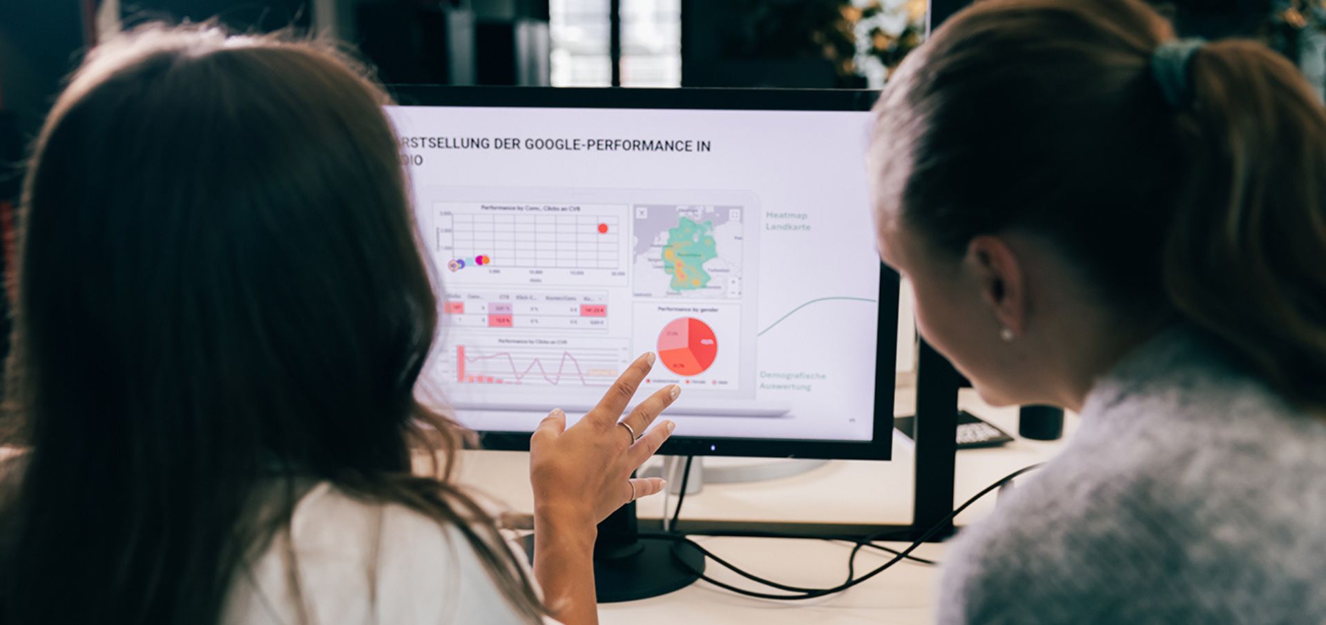 Zwei TERRITORY MEDIA Kolleginnen analysieren Daten am Bildschirm – Data-Analytics- und Business-Intelligence-Expertise mit proprietären Tools für datengetriebene Kampagnenoptimierung.