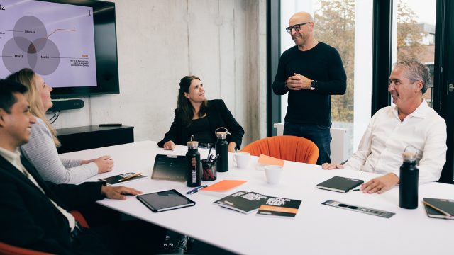 Team im Meetingraum bei Social Ads Strategiebesprechung – branchenübergreifende Marketing-Expertise.