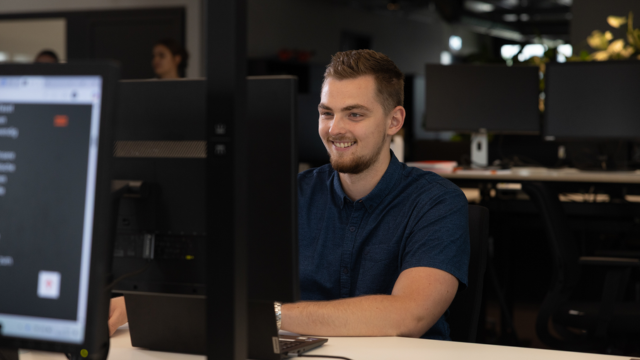 Social Media Experte analysiert Social Ads Kampagnen am Screen.