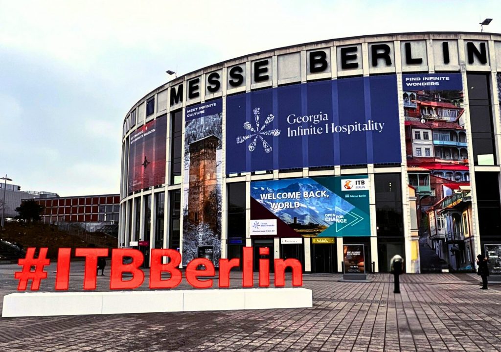 Außenansicht der Messe Berlin mit ITB-Logo zur Ankündigung der ITB 2026 für Tourismus-Anbieter und Destinationen