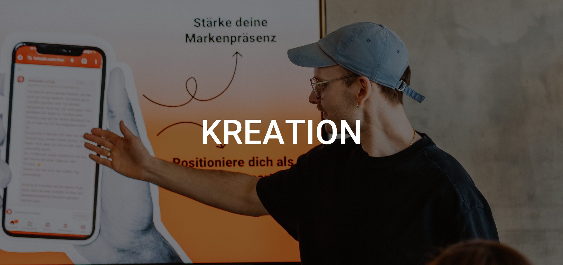 Kreative Kampagnenentwicklung für Employer Branding im Gesundheitswesen – Präsentation von HR-Marketing-Konzepten am Screen.