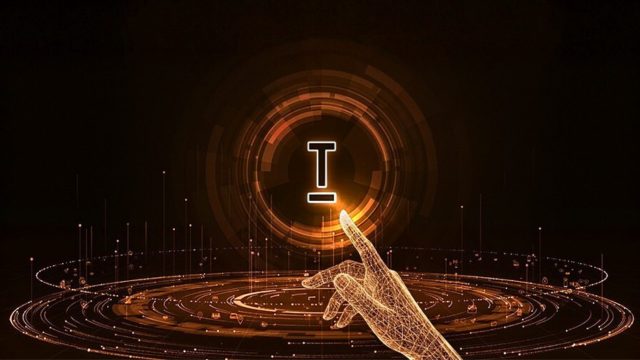 Digitale Hand berührt das KI basierte T-Fusion-Interface mit Datennetzwerk zur Visualisierung von Media Automation und Dynamic Ads.