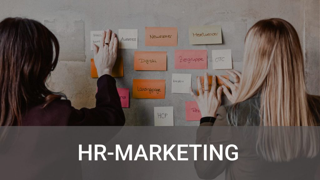 Full-Service-Agentur für Employer Branding im Gesundheitswesen: Zwei Mitarbeitende erarbeiten gemeinsam HR-Marketing-Strategie.